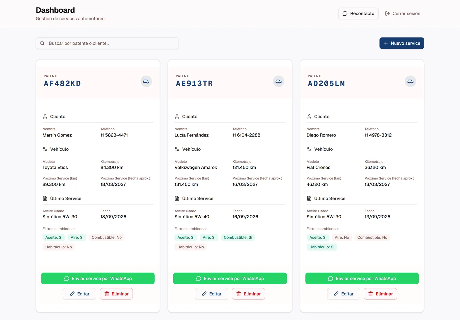 Panel de gestión con tarjetas por vehículo: patente, cliente, último service y próximo service